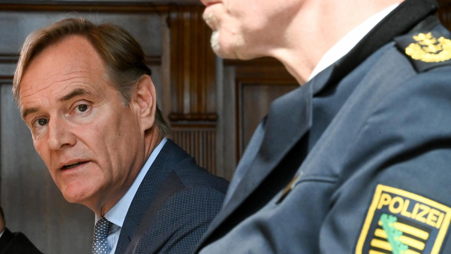 Burkhard Jung (SPD), Oberbürgermeister von Leipzig, spricht auf einer Pressekonferenz Burkhard Jung (SPD), Oberbürgermeister von Leipzig, spricht auf einer Pressekonferenz