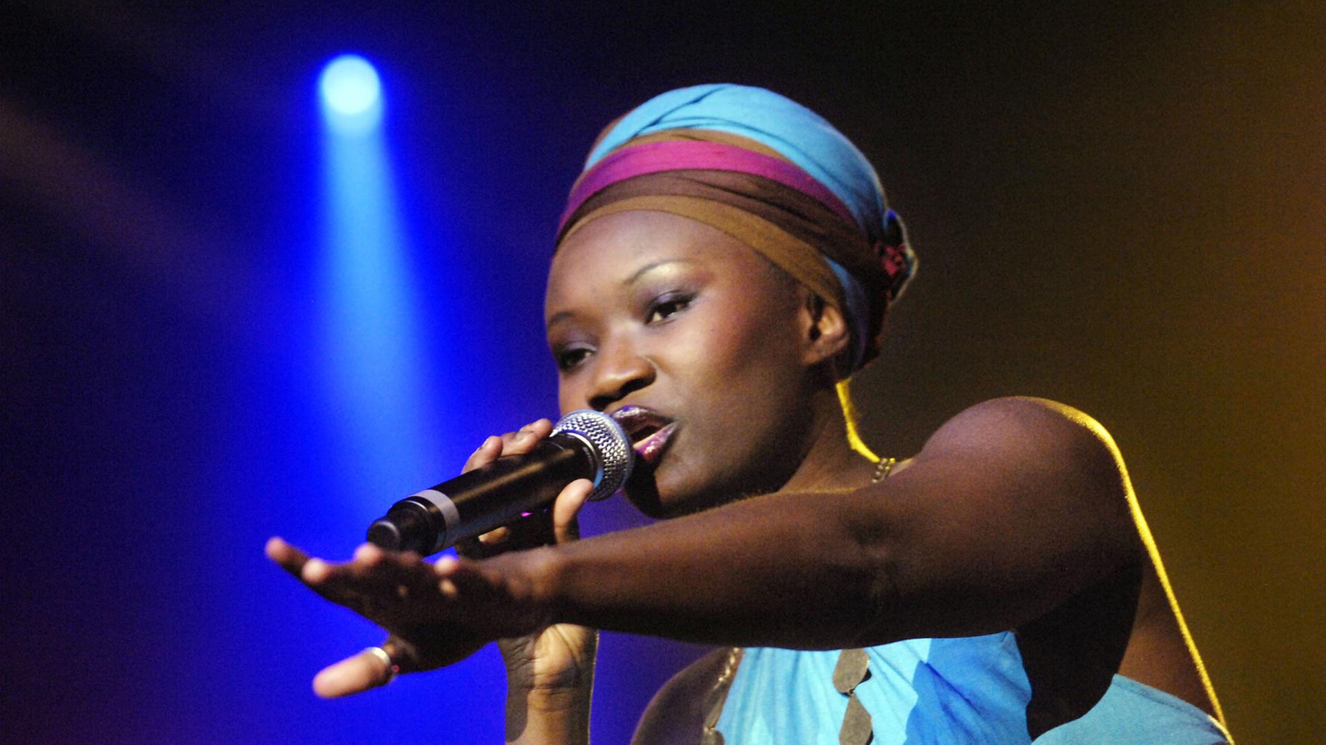 Die aus dem Senegal stammende Sängerin Julia Sarr Die aus dem Senegal stammende Sängerin Julia Sarr