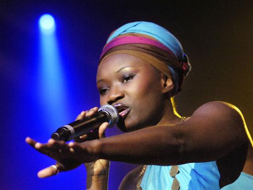 Die aus dem Senegal stammende Sängerin Julia Sarr
