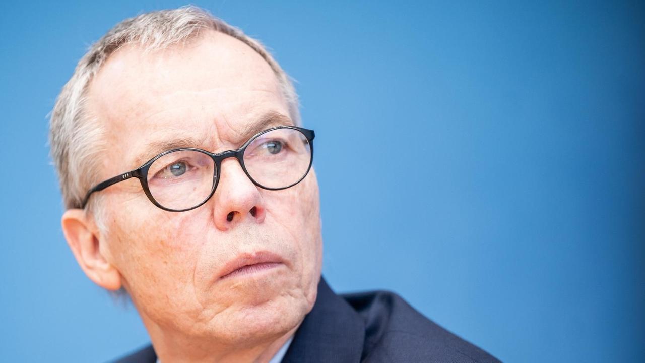 Prof. Dr. René Gottschalk, Leiter Gesundheitsamt der Stadt Frankfurt am Main Prof. Dr. René Gottschalk, Leiter Gesundheitsamt der Stadt Frankfurt am Main