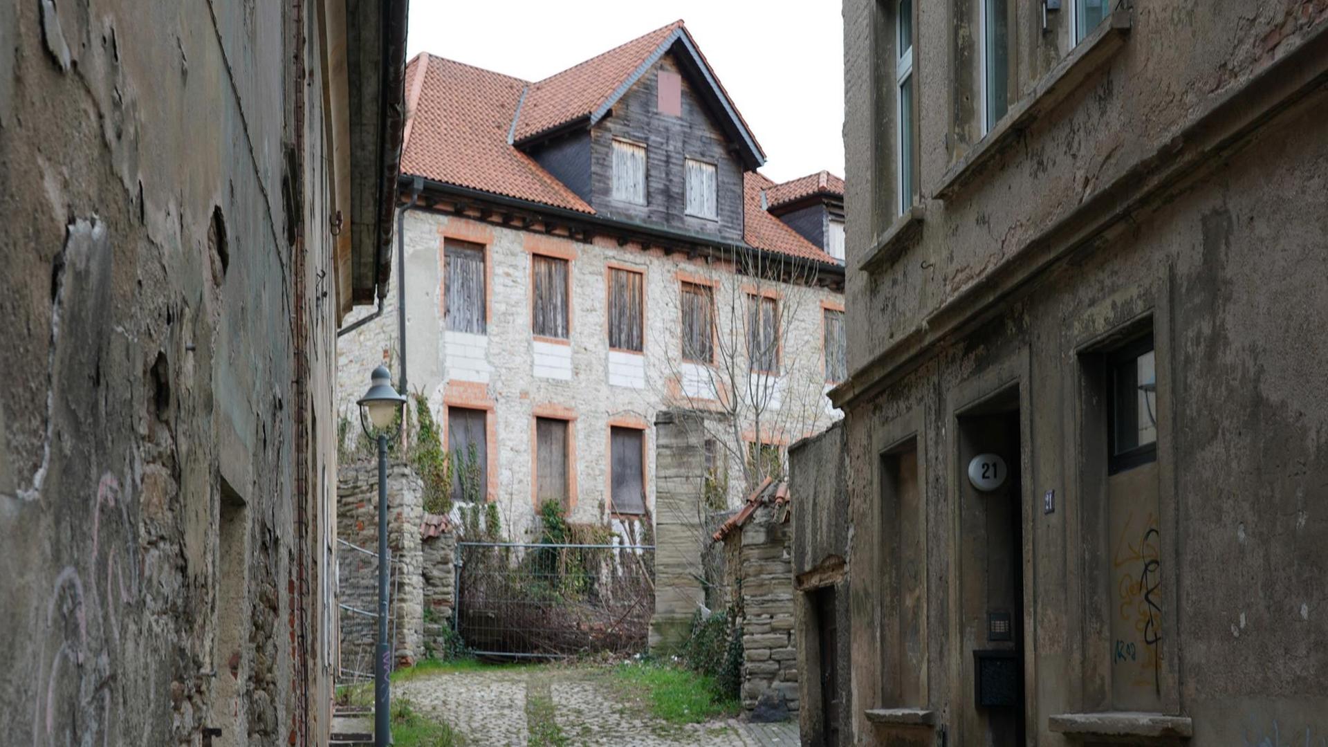 Alte, schöne, aber verfallene und verlassene Häuser am Brühl in Zeitz in Sachsen-Anhalt.