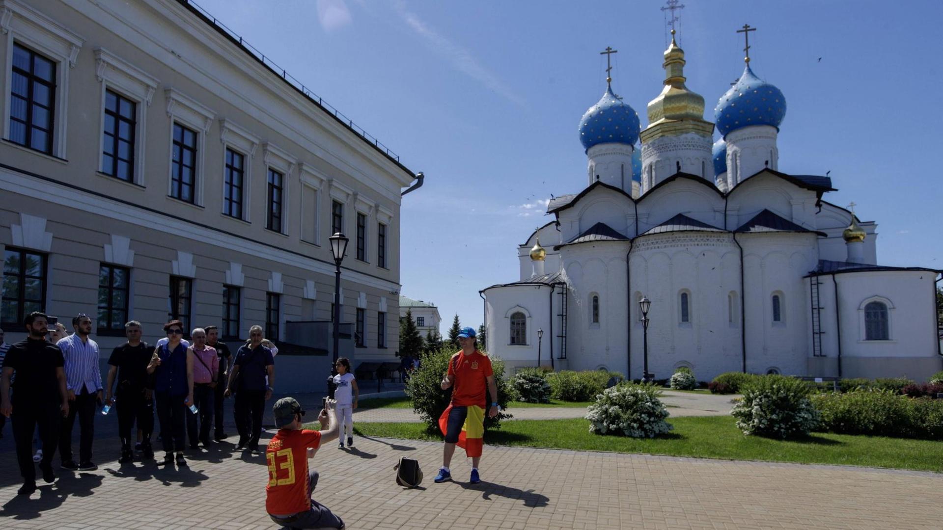 Spanische Fußball-Fans schießen Fotos vor der Mariä-Verkündigungs-Kathedrale in Kasan, Russland. Spanische Fußball-Fans schießen Fotos vor der Mariä-Verkündigungs-Kathedrale in Kasan, Russland.