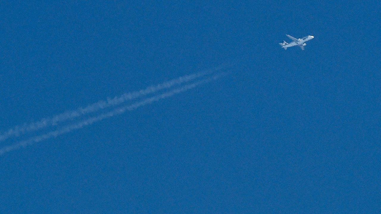 Ein Flugzeug hinterlässt Kondensstreifen am 07.06.2014 am Himmel mit dem zunehmenden Mond über dem Landkreis Oder-Spree nahe Petersdorf (Brandenburg). Sie entstehen, wenn heiße, wasserdampfhaltige Triebwerksabgase von Luftfahrzeugen auf kalte Luft treffen. Foto: Patrick Pleul Ein Flugzeug hinterlässt Kondensstreifen am 07.06.2014 am Himmel mit dem zunehmenden Mond über dem Landkreis Oder-Spree nahe Petersdorf (Brandenburg). Sie entstehen, wenn heiße, wasserdampfhaltige Triebwerksabgase von Luftfahrzeugen auf kalte Luft treffen. Foto: Patrick Pleul