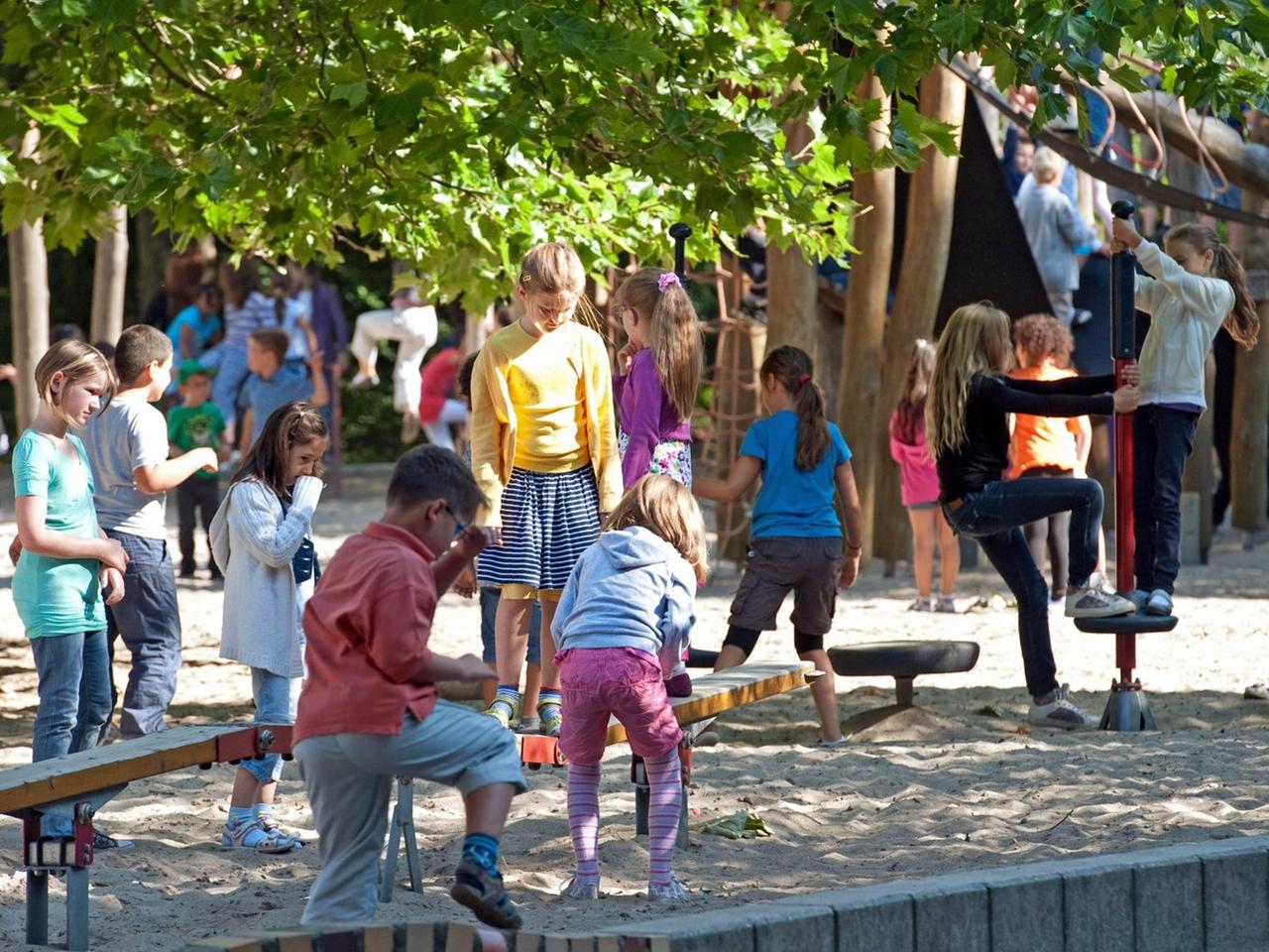 Schulkinder spielen in Berlin auf dem Schulhof der Paul-Klee-Grundschule. Schulkinder spielen in Berlin auf dem Schulhof der Paul-Klee-Grundschule.