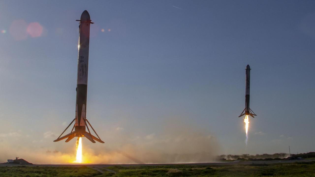 Zwei SpaceX Falcon-Heavy-Raketen landen wieder in Cape Canaveral in Florida, nachdem sie einen saudiarabischen Satelliten ins All gebracht haben Zwei SpaceX Falcon-Heavy-Raketen landen wieder in Cape Canaveral in Florida, nachdem sie einen saudiarabischen Satelliten ins All gebracht haben