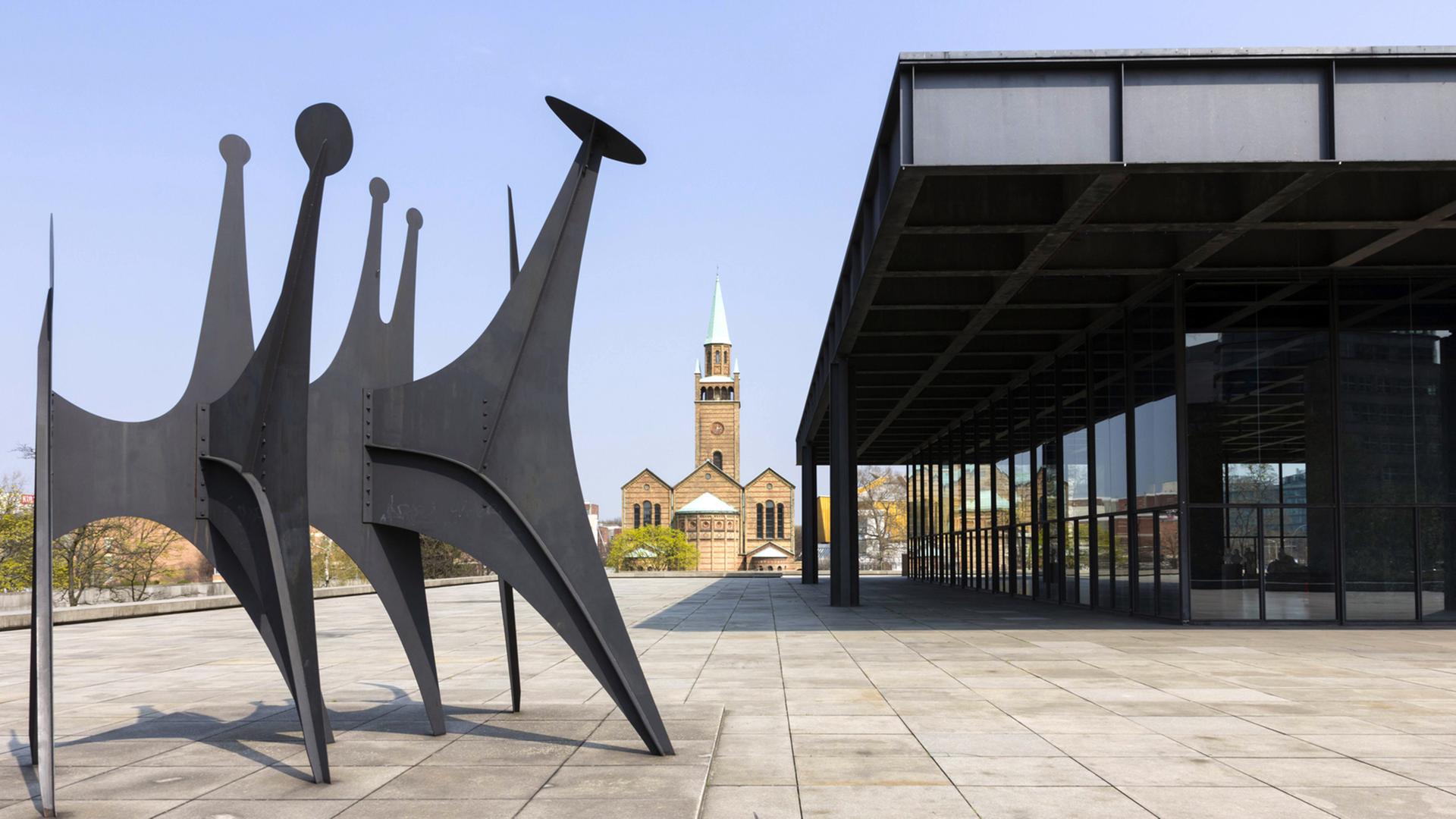 Außenaufnahme der Neuen Nationalgalerie in Berlin mit einer Skulptur von Alexander Calder