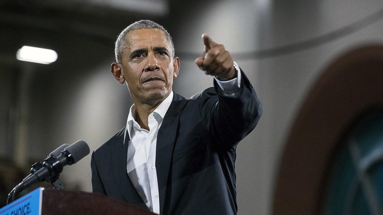 Obama spricht und deutet mit dem Zeigefinger ins Publikum Obama spricht und deutet mit dem Zeigefinger ins Publikum