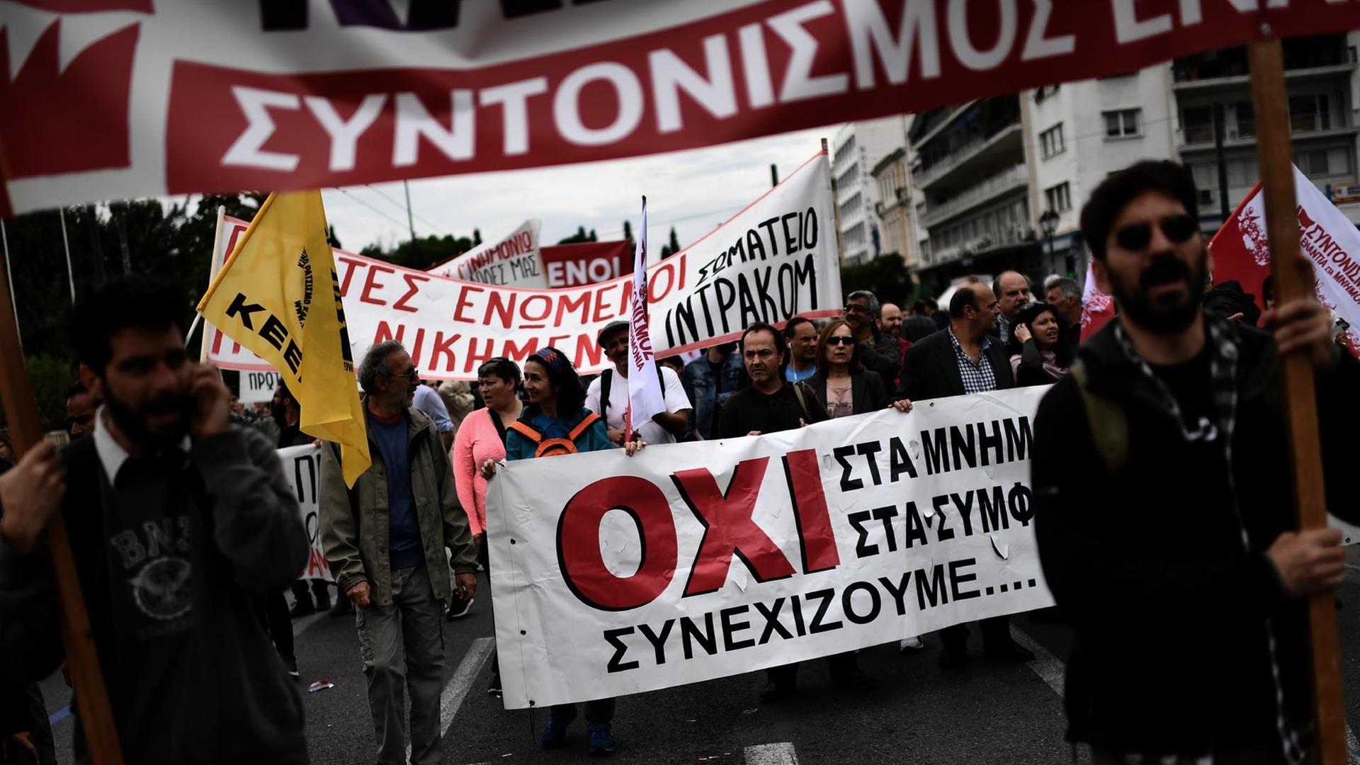 Tausende Menschen protestieren in Athen gegen Sparmaßnahmen der Regierung (17.5.2017). Tausende Menschen protestieren in Athen gegen Sparmaßnahmen der Regierung (17.5.2017).
