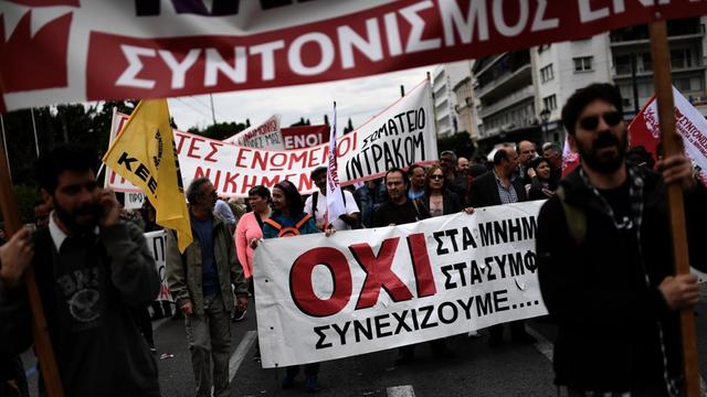 Tausende Menschen protestieren in Athen gegen Sparmaßnahmen der Regierung (17.5.2017).