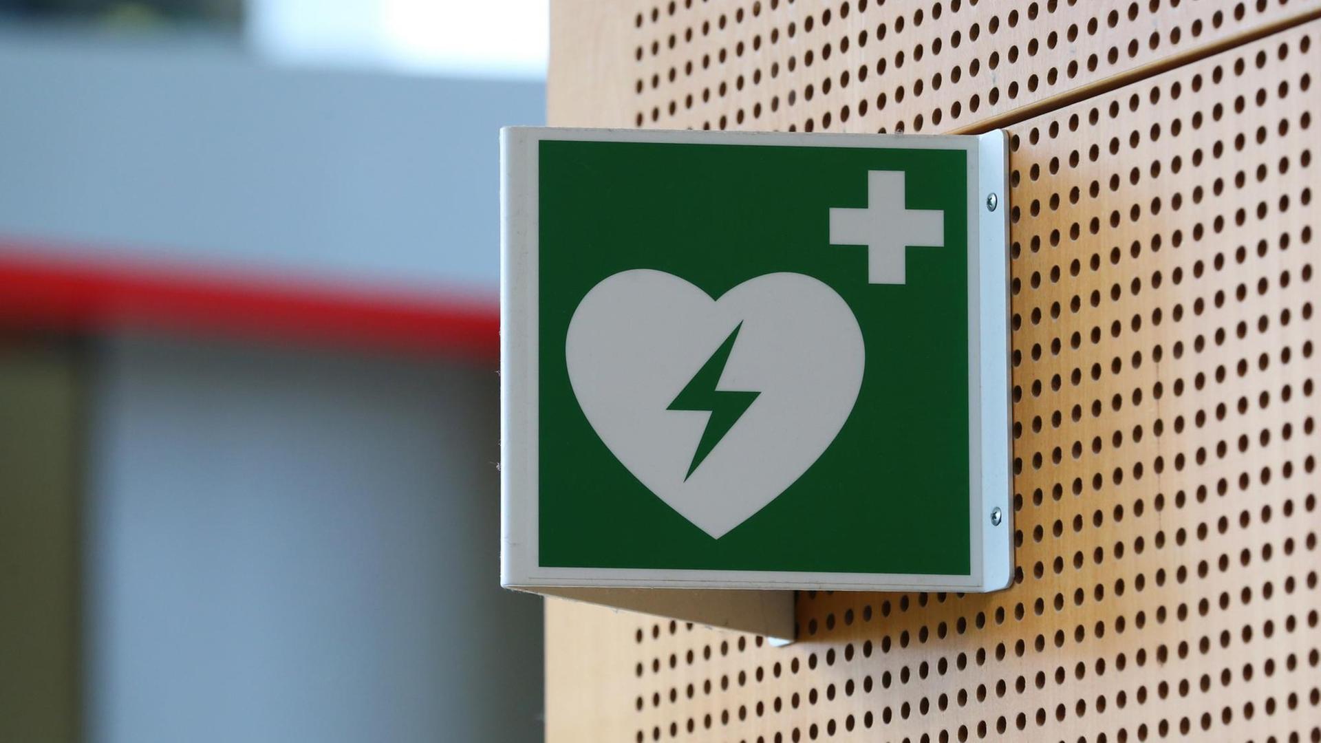 Ein Hinweisschild auf einen Defibrillator hängt im Strafjustizzentrum Augsburg (Bayern). Ein Hinweisschild auf einen Defibrillator hängt im Strafjustizzentrum Augsburg (Bayern).