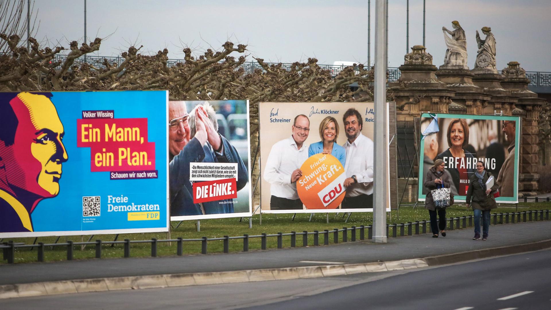 Landtagswahl 2016: Großflächige Wahlplakate der rheinland-pfälzischen Parteien von FDP (l-r), Die Linke, CDU und SPD stehen am 26.02.2016 am Rheinufer in Mainz.