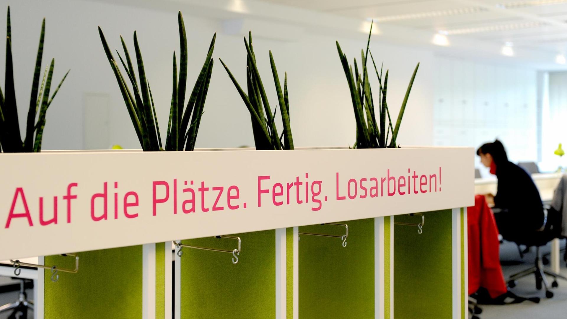 Blick in den Coworking-Raum der Firma "Cluboffice", aufgenommen am 28.04.2011 in Berlin. Auf einem Schikd steht "Auf die Plätze. Fertig- Losarbeiten". Coworking beschreibt einen Trend aus der Arbeitswelt, in dem Freiberufler oder auch Angestellte verschiedener Firmen einen technisch voll ausgestatteten Arbeitsplatz mieten können. Blick in den Coworking-Raum der Firma "Cluboffice", aufgenommen am 28.04.2011 in Berlin. Auf einem Schikd steht "Auf die Plätze. Fertig- Losarbeiten". Coworking beschreibt einen Trend aus der Arbeitswelt, in dem Freiberufler oder auch Angestellte verschiedener Firmen einen technisch voll ausgestatteten Arbeitsplatz mieten können.