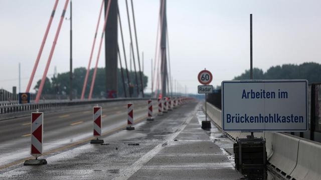 Ein Schild "Arbeiten im Brückenhohlkasten" auf der Leverkusener Autobahnbrücke über den Rhein