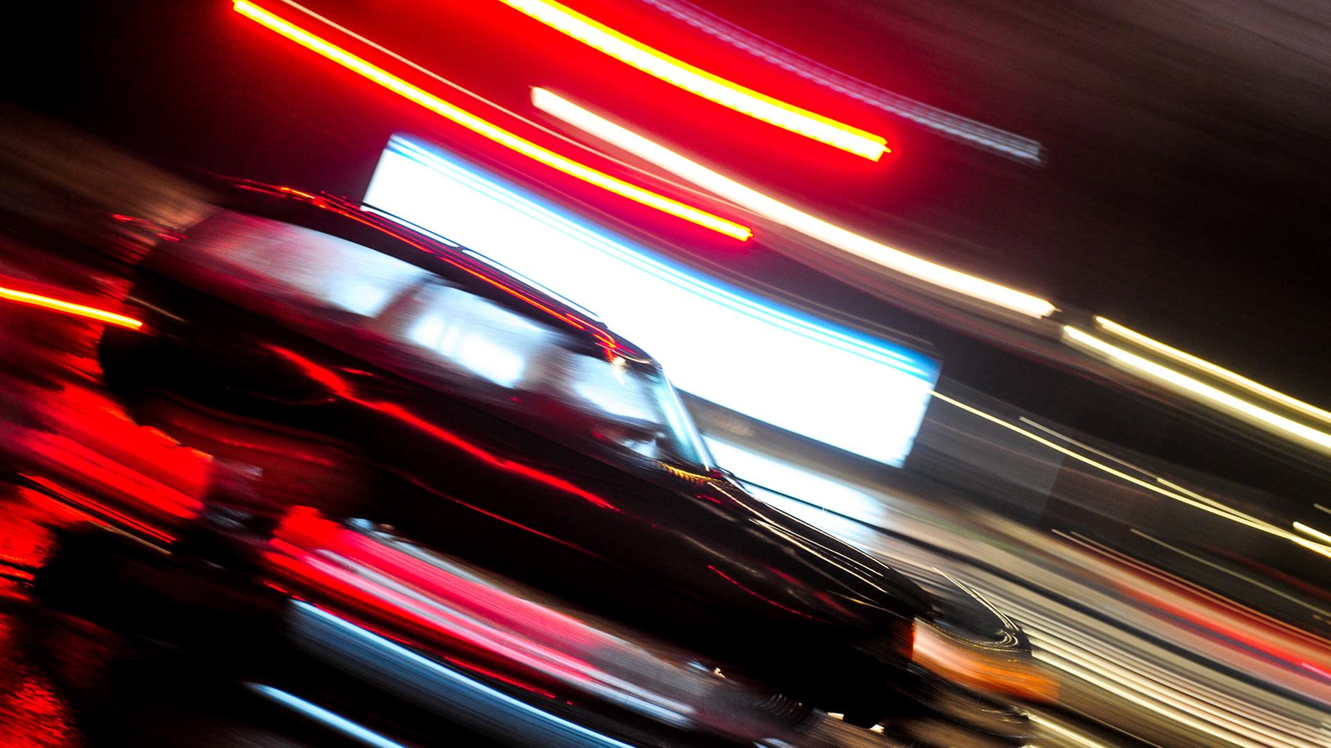 Ein schnell fahrendes Auto Ein schnell fahrendes Auto