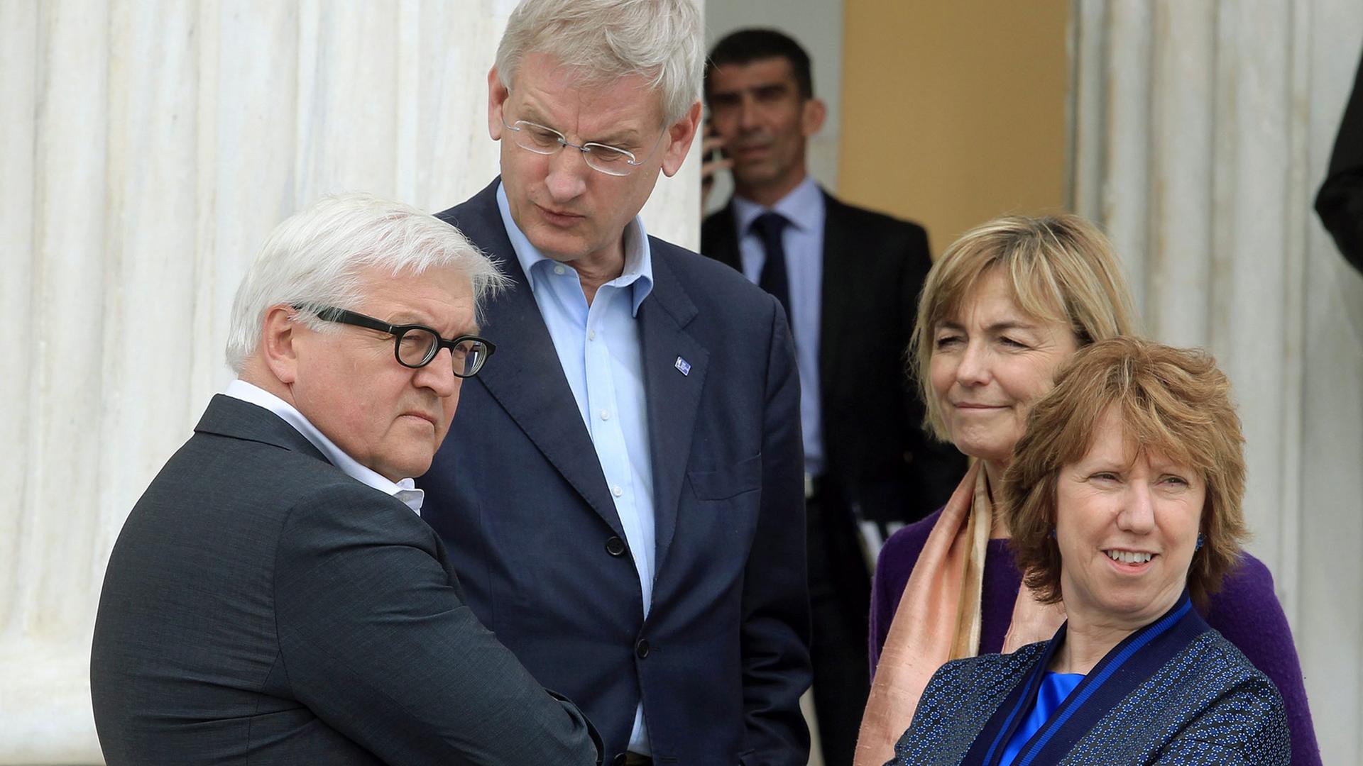 Außenminister Frank-Walter Steinmeier (l.) mit seinen Kollegen Carl Bildt (Schweden, 2. v. l), Vesna Pusic (Kroatien, 2. v. r,) und der EU-Außenbeauftragten Catherine Ashton beim EU-Außenministertreffen in Athen Außenminister Frank-Walter Steinmeier (l.) mit seinen Kollegen Carl Bildt (Schweden, 2. v. l), Vesna Pusic (Kroatien, 2. v. r,) und der EU-Außenbeauftragten Catherine Ashton beim EU-Außenministertreffen in Athen