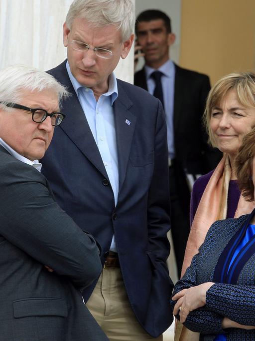 Außenminister Frank-Walter Steinmeier (l.) mit seinen Kollegen Carl Bildt (Schweden, 2. v. l), Vesna Pusic (Kroatien, 2. v. r,) und der EU-Außenbeauftragten Catherine Ashton beim EU-Außenministertreffen in Athen