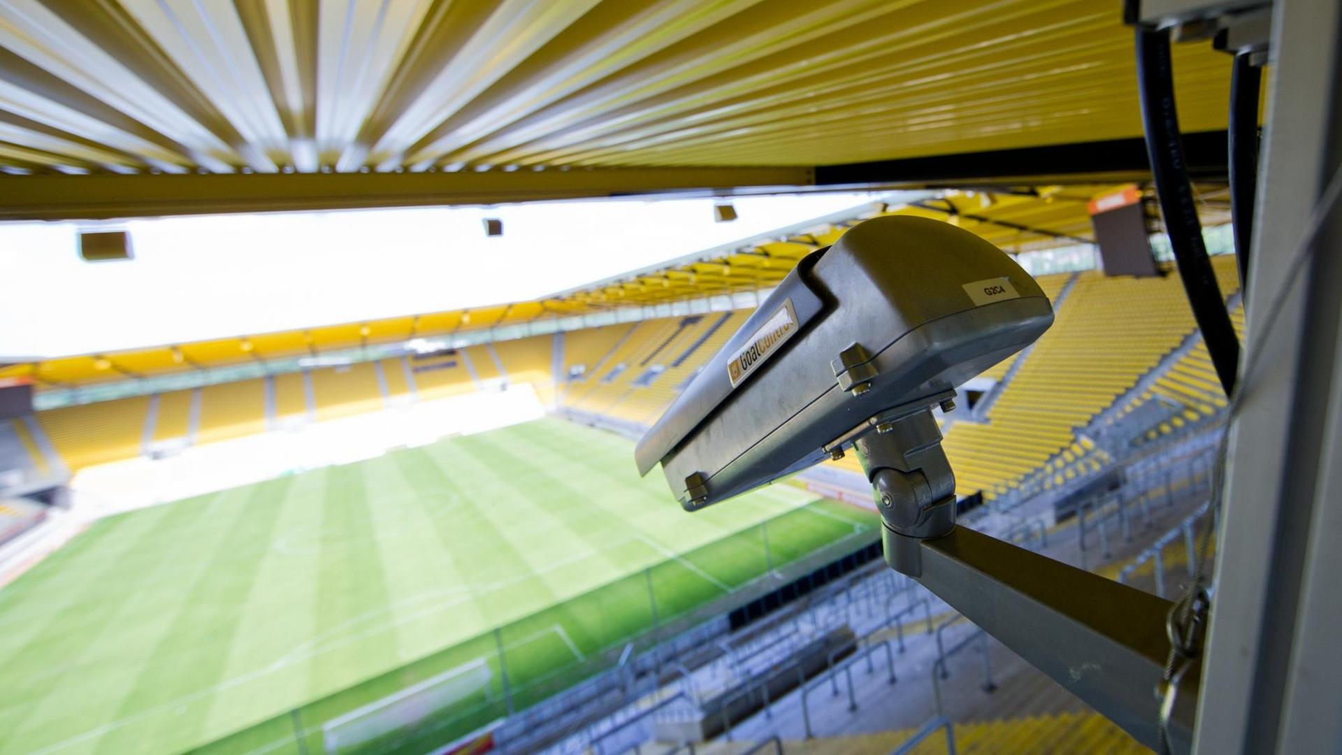 Eine Kamera der Torlinientechnik "Goal Control" hängt im Aachener Tivoli-Stadion Eine Kamera der Torlinientechnik "Goal Control" hängt im Aachener Tivoli-Stadion