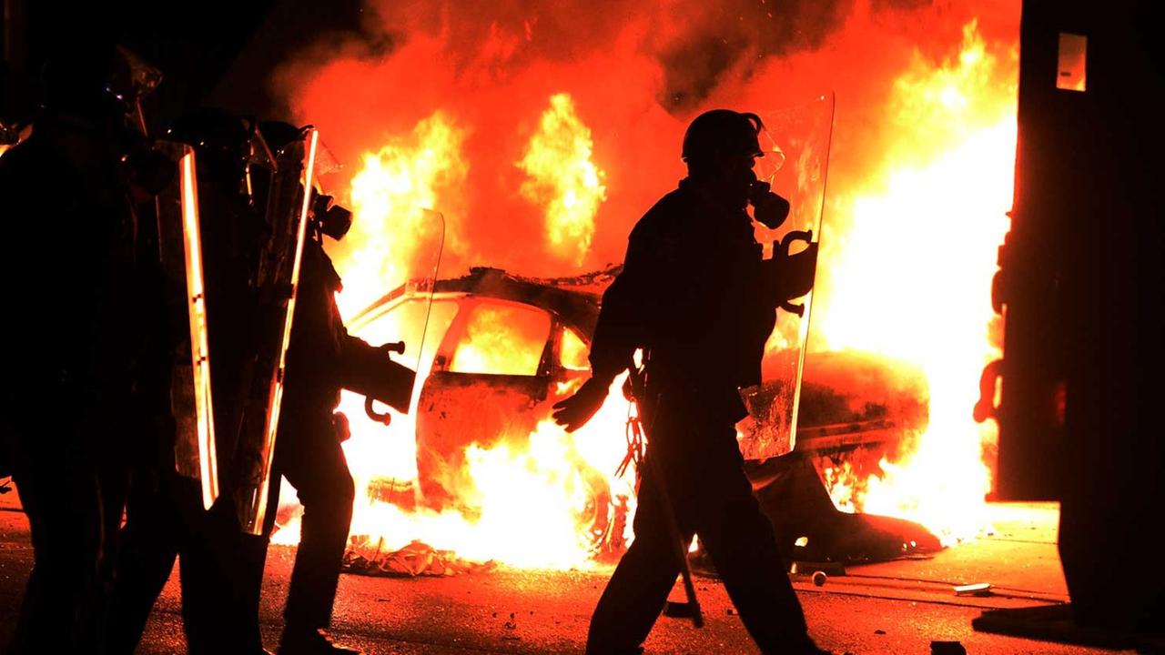Ein brennendes Polizeiauto in Ferguson/Missouri während Protesten gegen die Entscheidung der Geschworenen, keine Anklage gegen den Polizisten zu erheben, der den schwarzen Jugendlichen Michael Brown erschossen hatte. Ein brennendes Polizeiauto in Ferguson/Missouri während Protesten gegen die Entscheidung der Geschworenen, keine Anklage gegen den Polizisten zu erheben, der den schwarzen Jugendlichen Michael Brown erschossen hatte.
