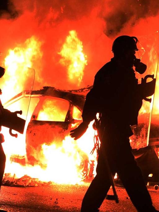 Ein brennendes Polizeiauto in Ferguson/Missouri während Protesten gegen die Entscheidung der Geschworenen, keine Anklage gegen den Polizisten zu erheben, der den schwarzen Jugendlichen Michael Brown erschossen hatte.
