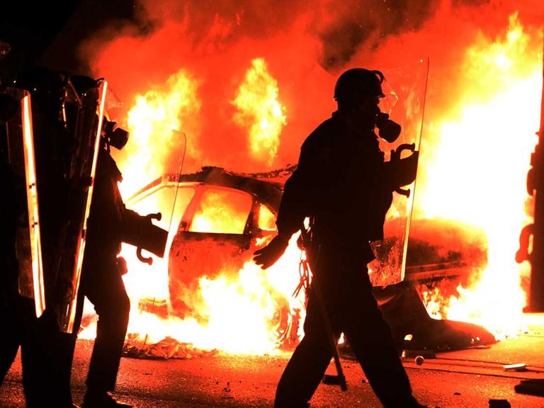 Ein brennendes Polizeiauto in Ferguson/Missouri während Protesten gegen die Entscheidung der Geschworenen, keine Anklage gegen den Polizisten zu erheben, der den schwarzen Jugendlichen Michael Brown erschossen hatte.