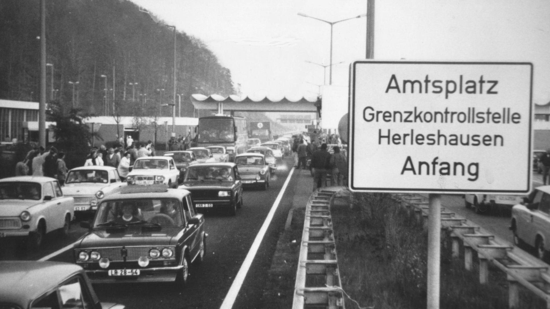 Zahlreiche Trabbis passieren einen geöffneten Grenzübergang. Zahlreiche Trabbis passieren einen geöffneten Grenzübergang.