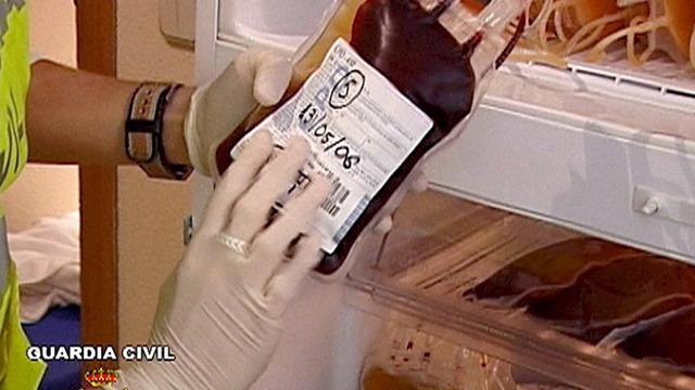 Ein Filmmitschnitt des spanischen Innenministeriums zeigt einen beschlagnahmten Blutbeutel bei der Razzia im Zuge der "Operacion Puerto"