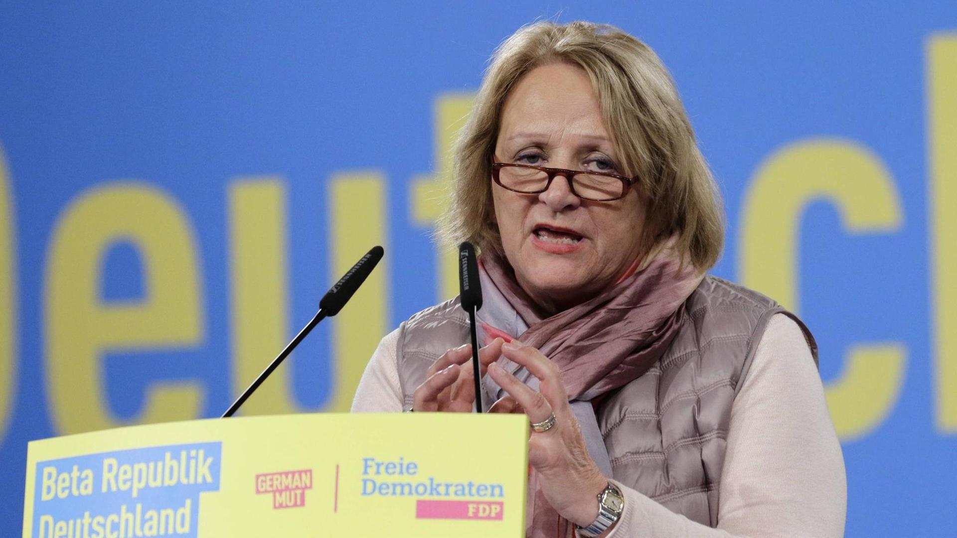 Die frühere Bundesjustizministerin Sabine Leutheusser-Schnarrenberger spricht am 24.04.2016 in Berlin beim Bundesparteitag der FDP. Die frühere Bundesjustizministerin Sabine Leutheusser-Schnarrenberger spricht am 24.04.2016 in Berlin beim Bundesparteitag der FDP.
