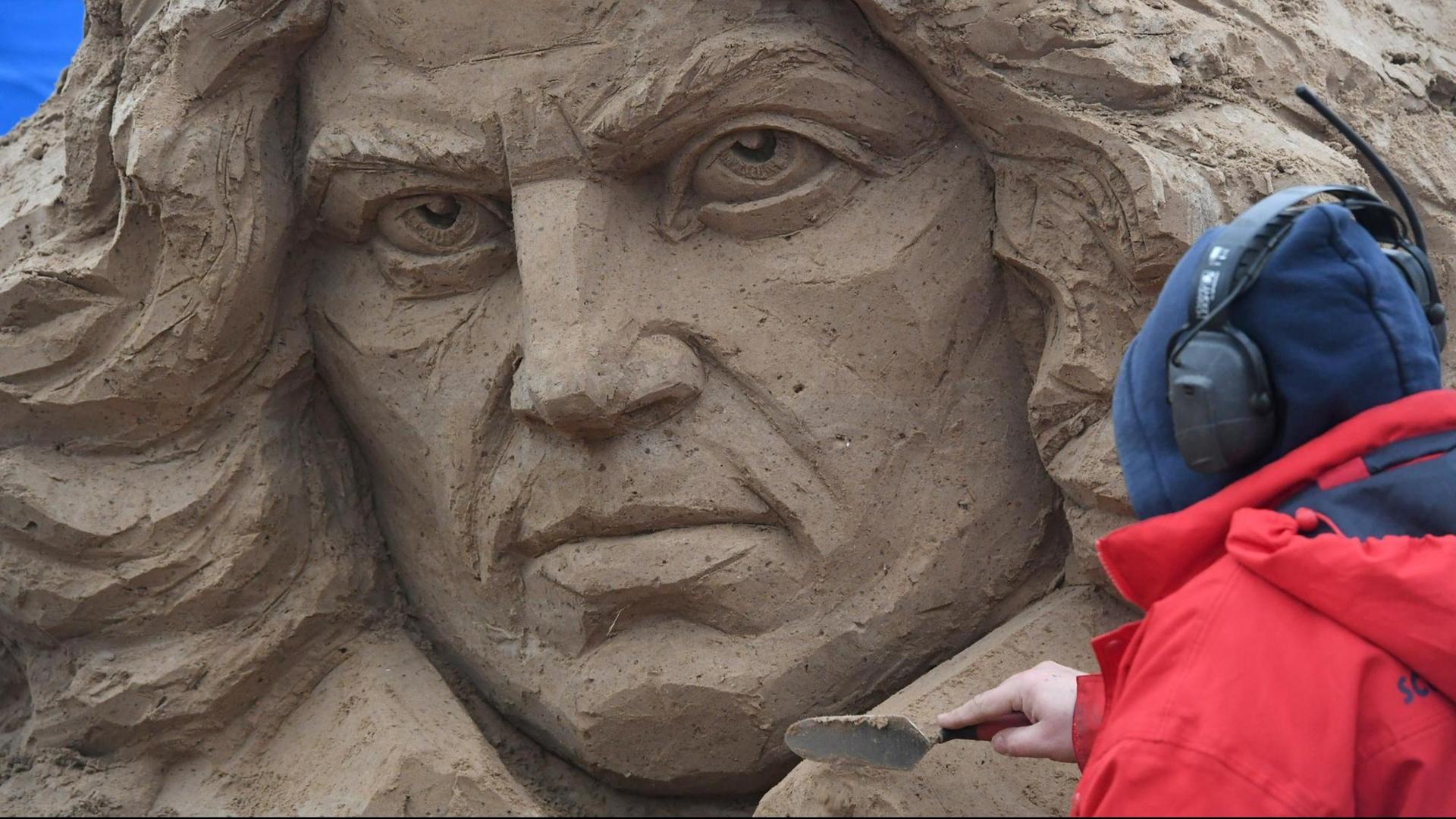 Eine Büste von Ludwig van Beethoven aus Sand geformt - das Musikgenie beim Sandskulpturenfestival in Binz 2017 Eine Büste von Ludwig van Beethoven aus Sand geformt - das Musikgenie beim Sandskulpturenfestival in Binz 2017