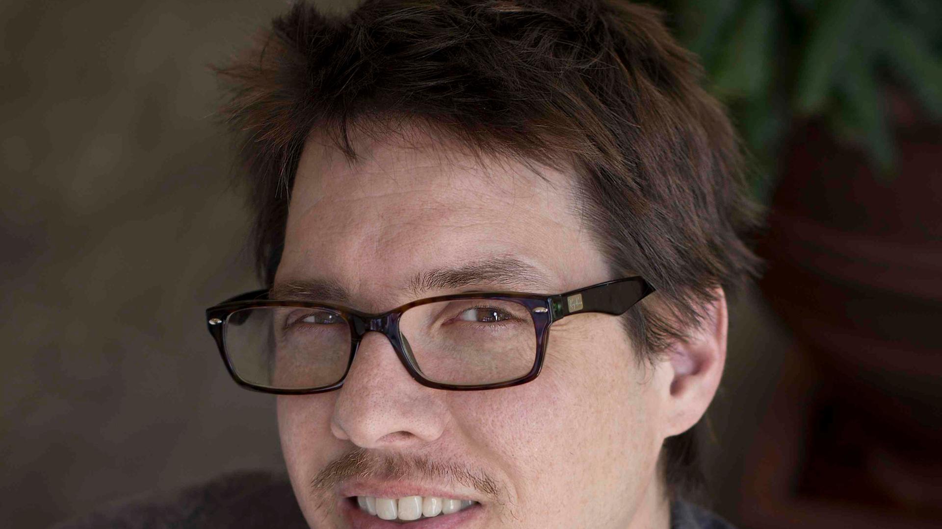 Ein Porträt von Brad Warner. Ein Porträt von Brad Warner.