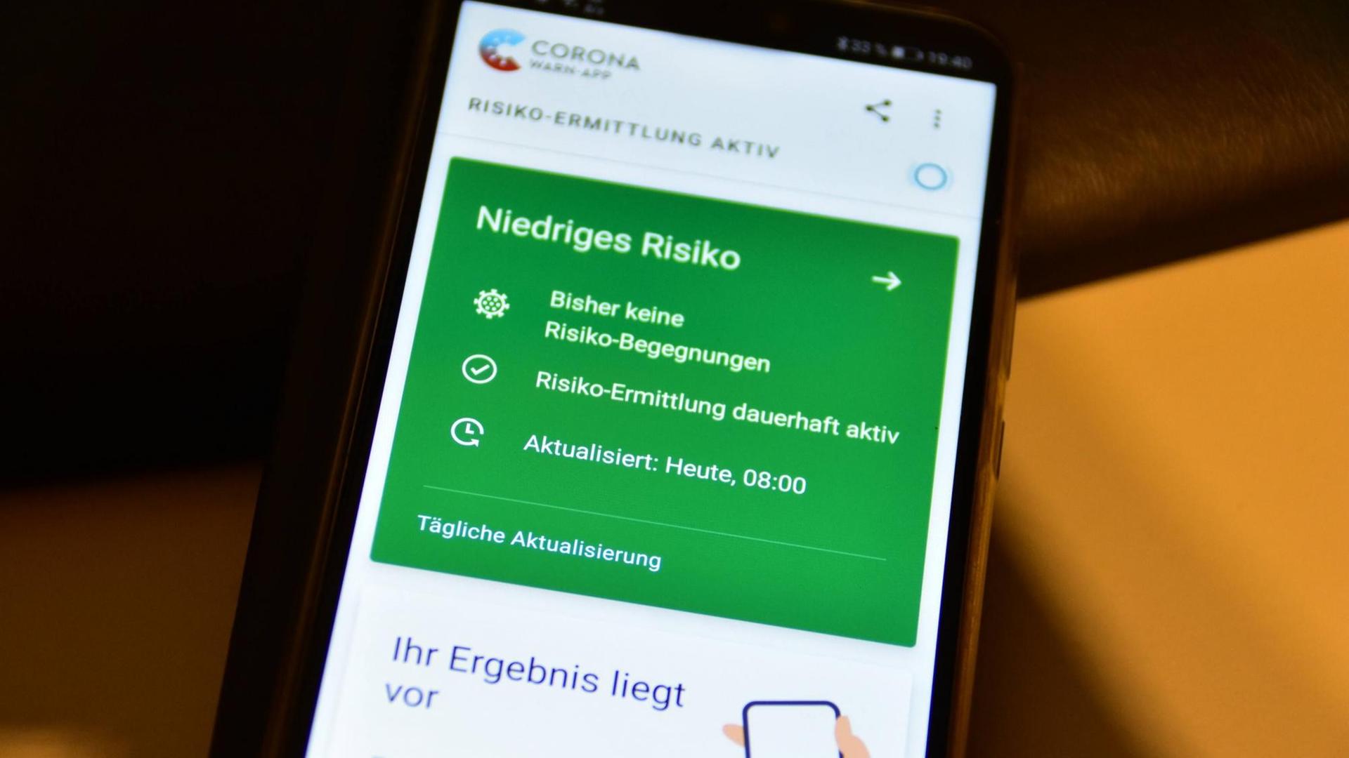 Smartphone mit der App geöffnet Smartphone mit der App geöffnet