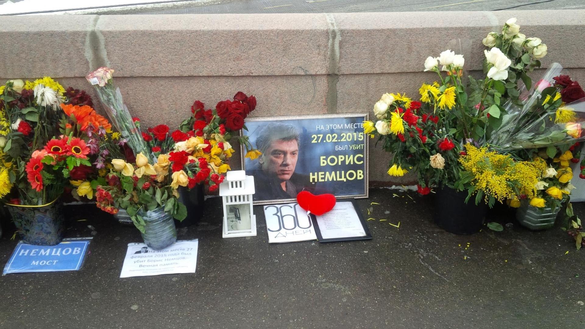 Am Tatort des Mordes an dem Kreml-Kritiker und russischen Oppositionspolitikers Boris Nemzow liegen Blumen zum Gedenken. Am Tatort des Mordes an dem Kreml-Kritiker und russischen Oppositionspolitikers Boris Nemzow liegen Blumen zum Gedenken.