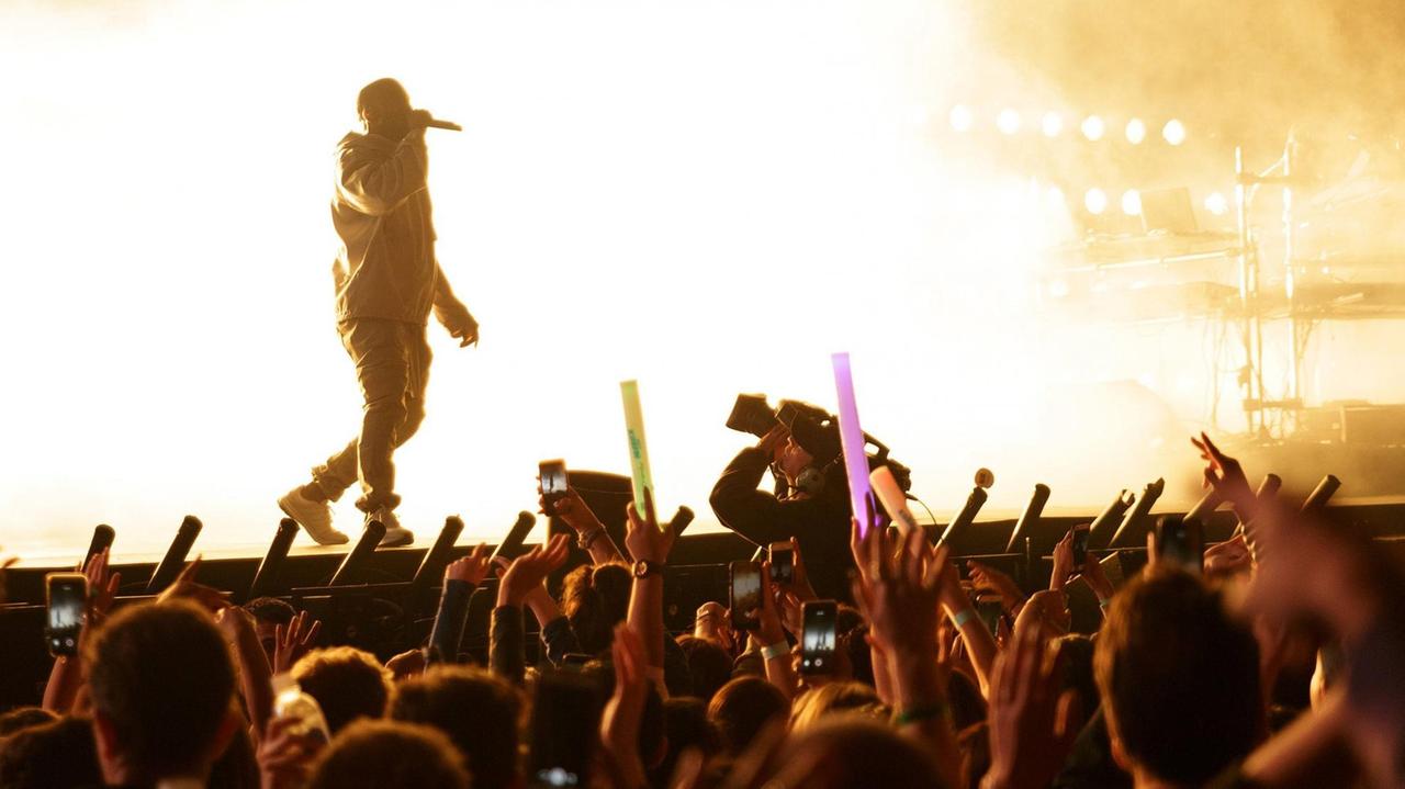Kanye West bei seinem Auftritt beim KIIS FM s Wango Tango 2015 im StubHub Center in Carson. Kanye West bei seinem Auftritt beim KIIS FM s Wango Tango 2015 im StubHub Center in Carson.