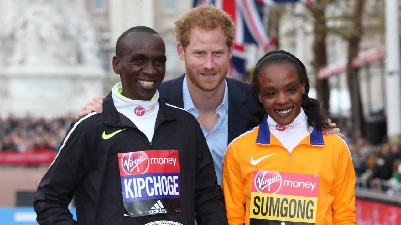 Die beiden Sieger des Marathons in London, Eliud Kipchoge und Jemima Sumgong mit Prinz Harry von Wales Die beiden Sieger des Marathons in London, Eliud Kipchoge und Jemima Sumgong mit Prinz Harry von Wales