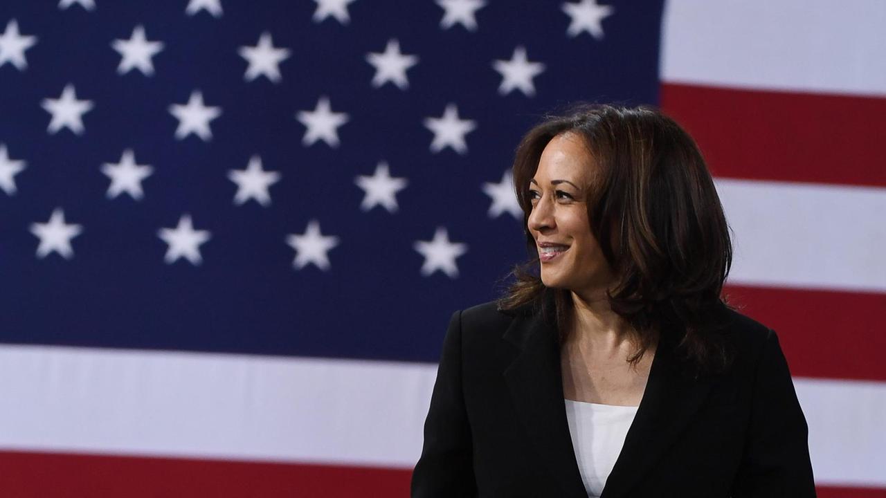 Senatorin Kamala Harris steht bei einer Wahlkampverantaltung in Las Veags vor einer US-Flagge. Senatorin Kamala Harris steht bei einer Wahlkampverantaltung in Las Veags vor einer US-Flagge.