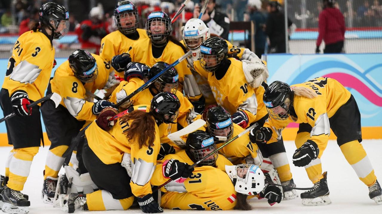 Das Eishockeyteam der Mädchen jubelt bei der Jugendolympiade 2020 in Lausanne. Das Eishockeyteam der Mädchen jubelt bei der Jugendolympiade 2020 in Lausanne.