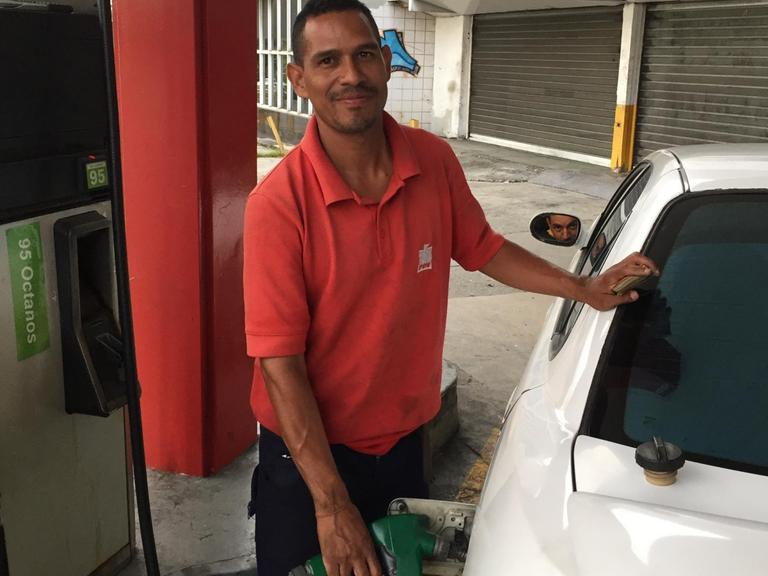 Tankwart José an einem Auto
