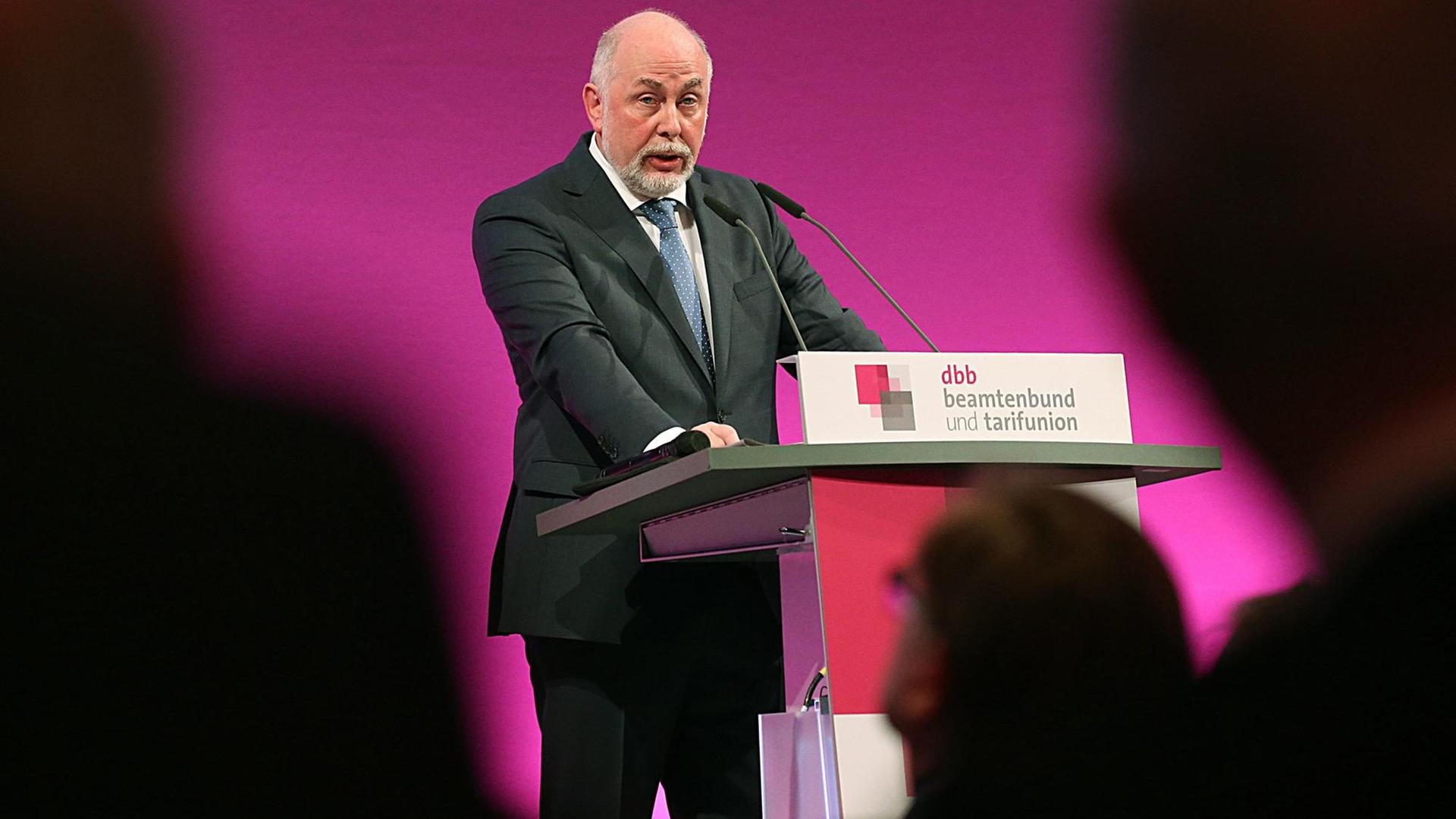 Der Bundesvorsitzende des Deutschen Beamtenbundes, Ulrich Silberbach, spricht am 08.01.2018 in Köln (Nordrhein-Westfalen) auf der Jahrestagung. Der Bundesvorsitzende des Deutschen Beamtenbundes, Ulrich Silberbach, spricht am 08.01.2018 in Köln (Nordrhein-Westfalen) auf der Jahrestagung.