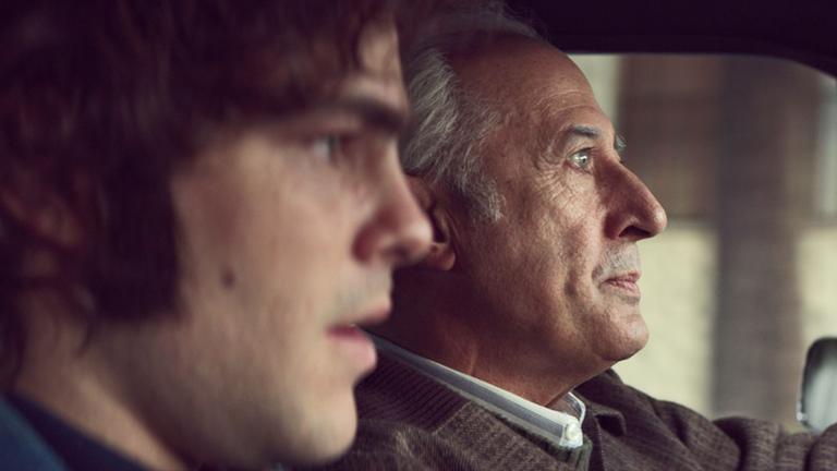 Vater Arquimedes Puccio (Guillermo Francella, hinten) und Sohn Alejandro Puccio (Peter Lanzani) in einer Szene des Films "El Clan" ACHTUNG: Verwendung nur für redaktionelle Zwecke im Zusammenhang mit der Berichterstattung über den genannten Film und nur bei Urheber-Nennung Foto: PROKINO Filmverleih/dpa Vater Arquimedes Puccio (Guillermo Francella, hinten) und Sohn Alejandro Puccio (Peter Lanzani) in einer Szene des Films "El Clan" ACHTUNG: Verwendung nur für redaktionelle Zwecke im Zusammenhang mit der Berichterstattung über den genannten Film und nur bei Urheber-Nennung Foto: PROKINO Filmverleih/dpa