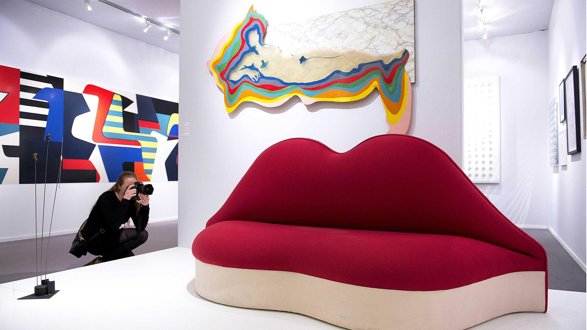 "The Mae West Lips Sofa" von Salvador Dali auf der Kunstmesse TELAF in Maastricht.
