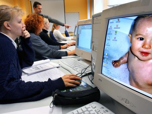 Ein Baby auf einem Computerbildschirm im Büro
