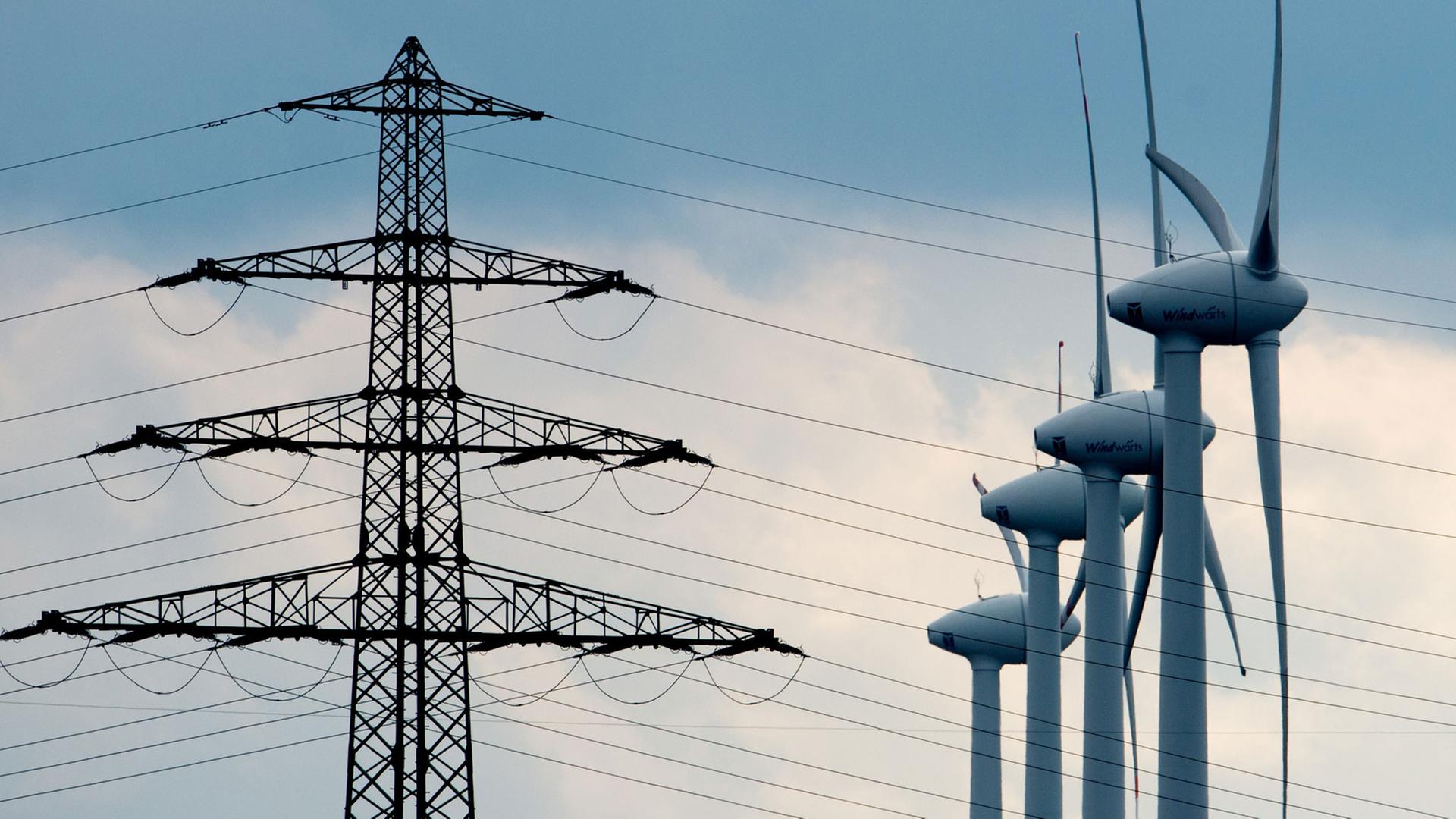 Strommast und Windräder. Strommast und Windräder.