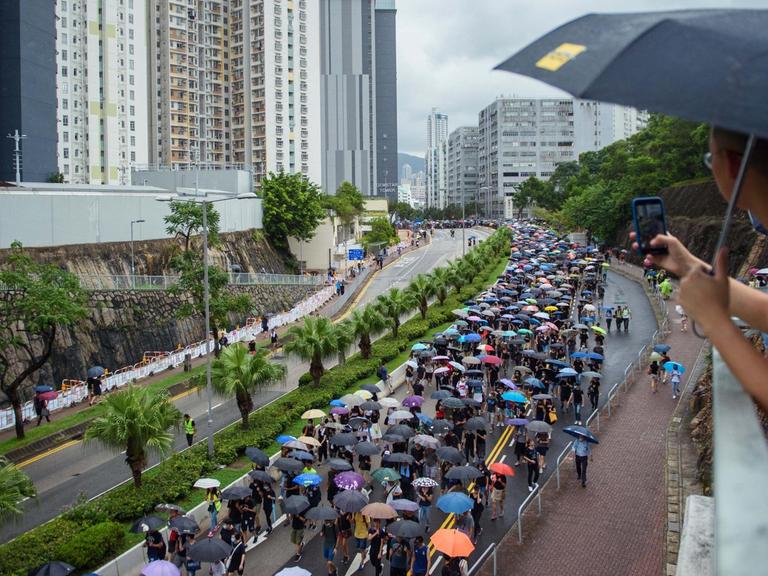 Demonstrantenzug in Hongkong mit Regenschirmen.