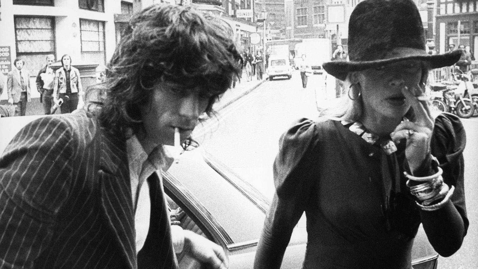 Schwarz-Weiß-Bild von Keith Richards und Anita Pallenberg. Schwarz-Weiß-Bild von Keith Richards und Anita Pallenberg.