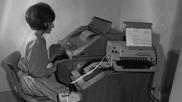 Fernschreiber mit Lochband an der Universität Jena im Juli 1966