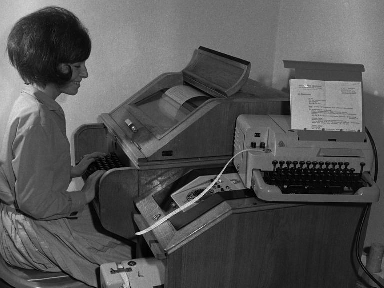 Fernschreiber mit Lochband an der Universität Jena im Juli 1966