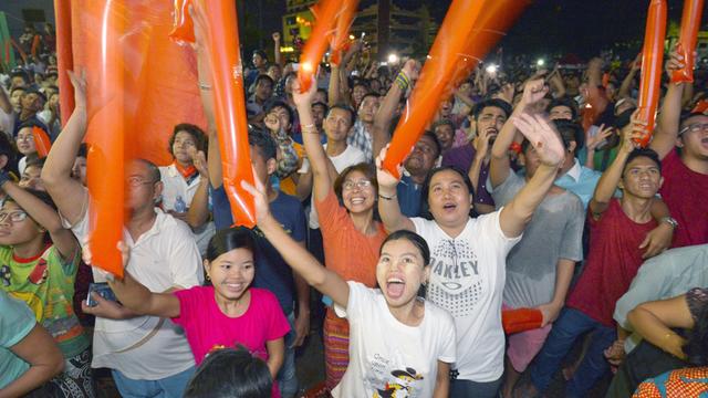 Anhänger der Nationalen Liga für Demokratie feiern einen Wahlsieg, obwohl noch gar keine Ergebnisse veröffentlicht wurden.