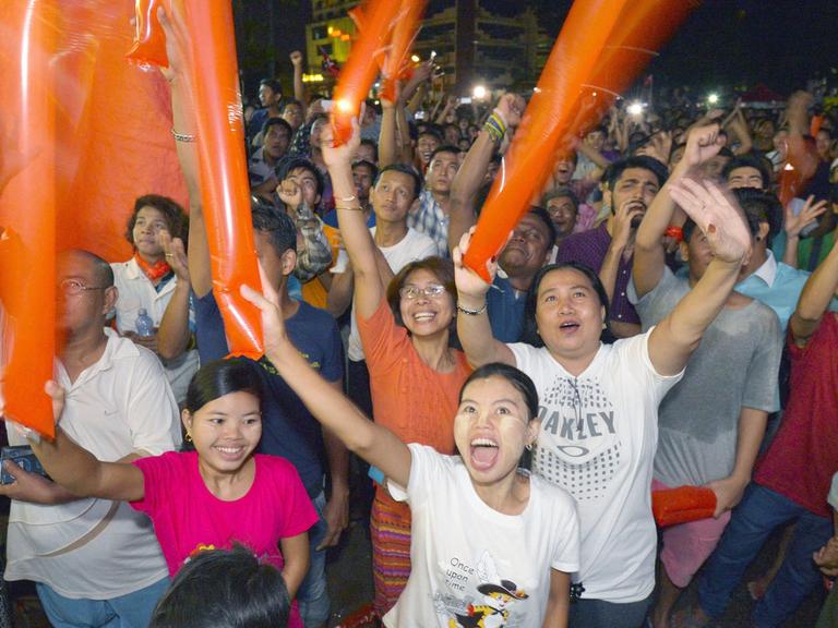 Anhänger der Nationalen Liga für Demokratie feiern einen Wahlsieg, obwohl noch gar keine Ergebnisse veröffentlicht wurden.