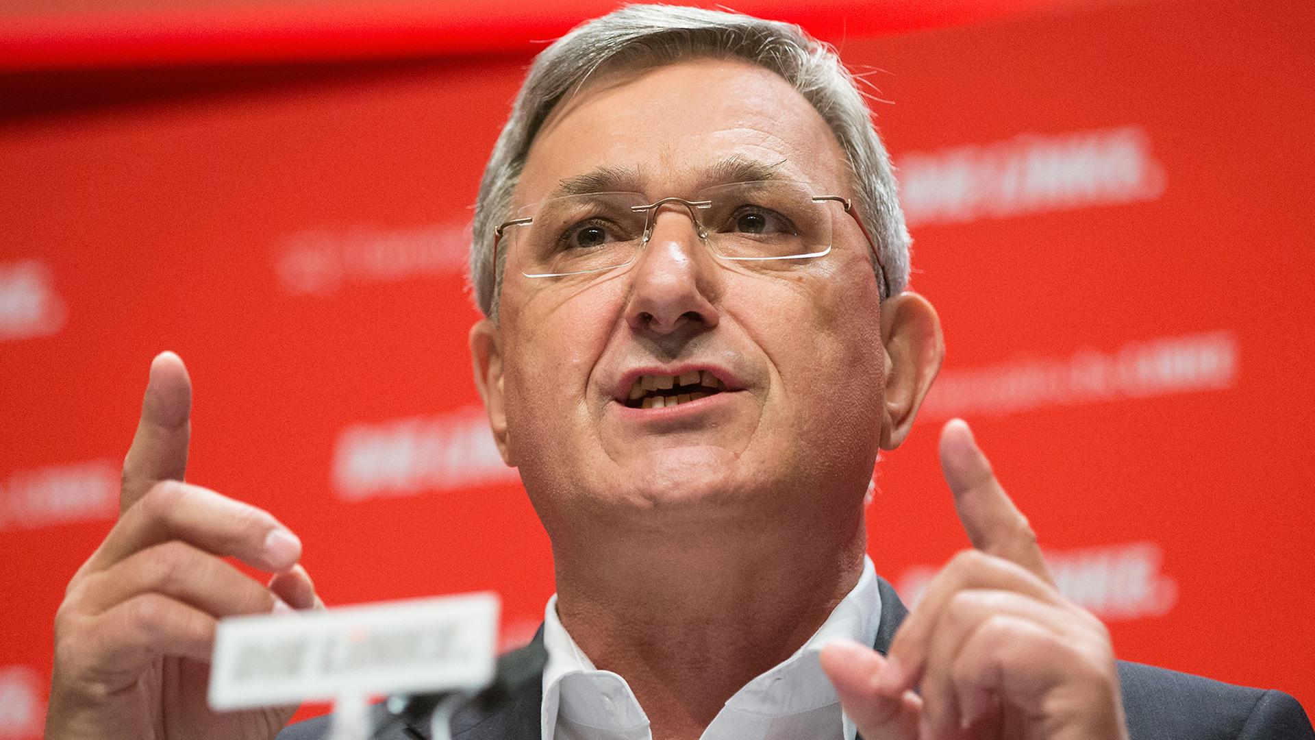 Der Vorsitzende der Partei Die Linke, Bernd Riexinger, redet am 10.05.2014 auf dem Parteitag in Berlin. Der Vorsitzende der Partei Die Linke, Bernd Riexinger, redet am 10.05.2014 auf dem Parteitag in Berlin.