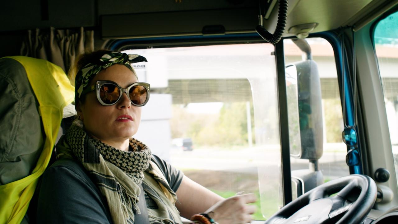 Die polnische Lkw-Fahrerin Hanna Burzynska sitzt am Lenkrad. Die polnische Lkw-Fahrerin Hanna Burzynska sitzt am Lenkrad.