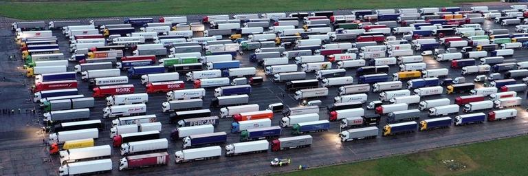 Tausende LKW stehen am stillgelegten Flughafen Manston in der Nähe von Ramsgate, Südostengland. Tausende LKW stehen am stillgelegten Flughafen Manston in der Nähe von Ramsgate, Südostengland.